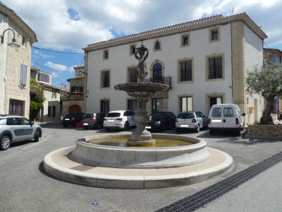 Vue fontaine Aigues-Vives