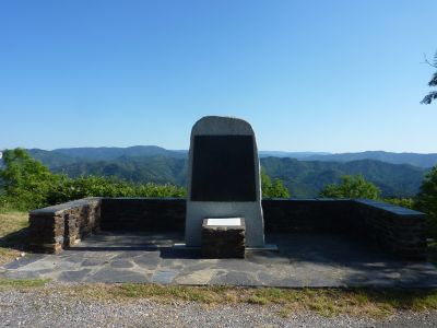 Vue Monument Table