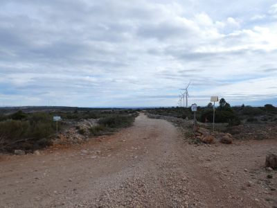Croisement panneau Opoul